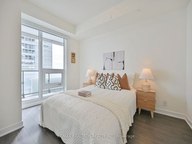 4205 - 2221 Yonge St