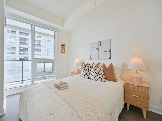 4205 - 2221 Yonge St