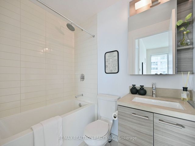 4205 - 2221 Yonge St