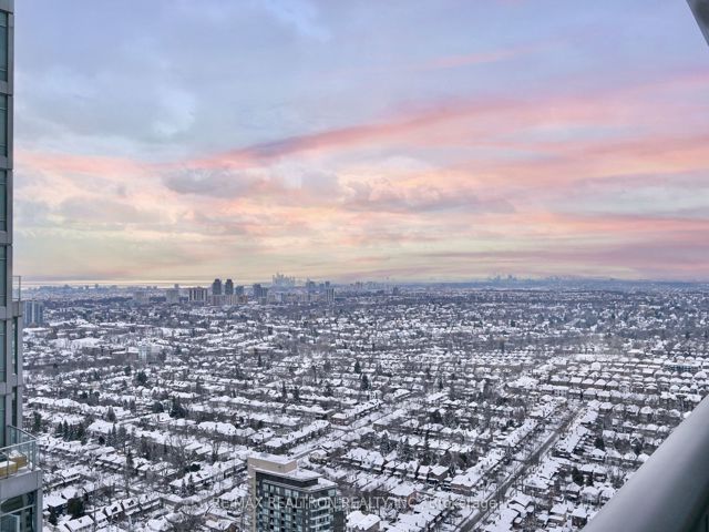 4205 - 2221 Yonge St