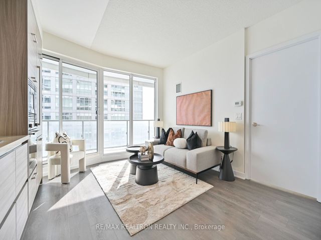 4205 - 2221 Yonge St