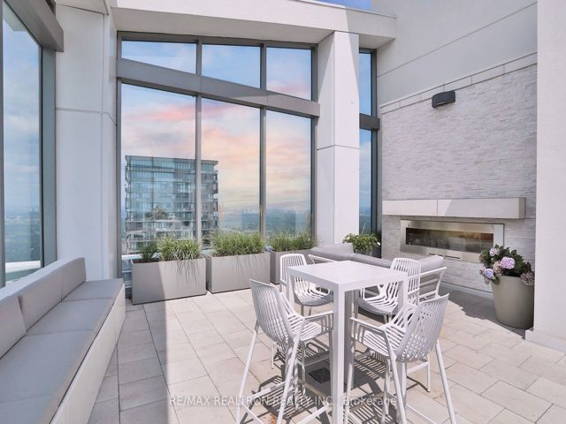 4205 - 2221 Yonge St