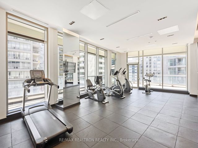 4205 - 2221 Yonge St