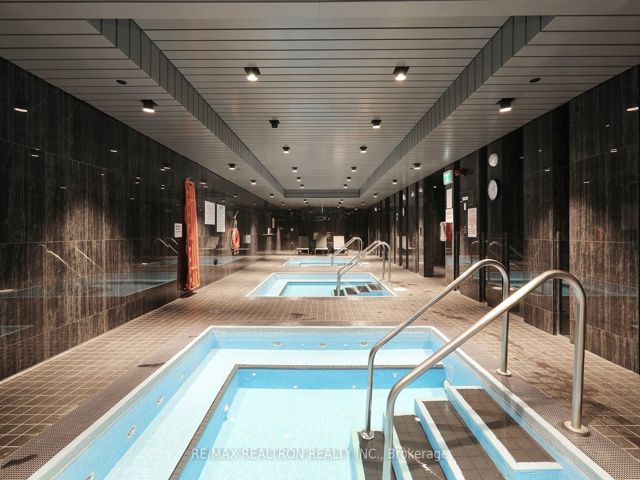 4205 - 2221 Yonge St