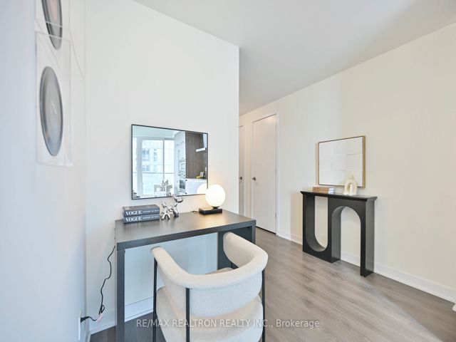 4205 - 2221 Yonge St