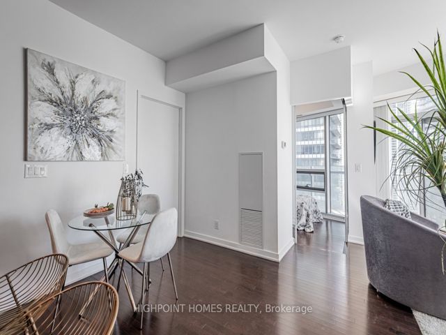2202 - 14 York St