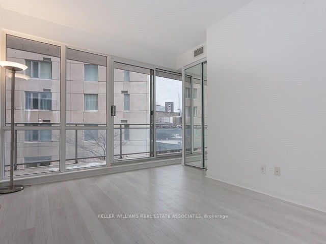 707 - 220 Victoria St