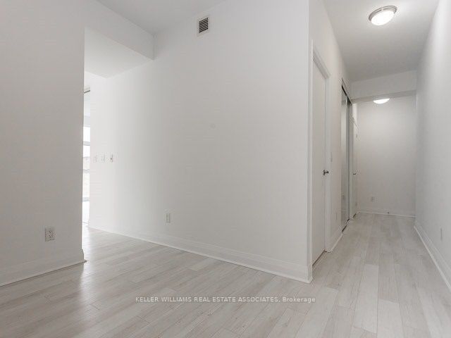 707 - 220 Victoria St