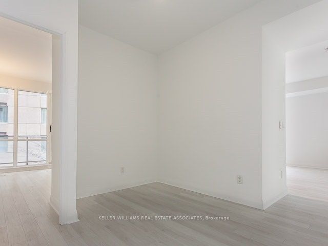 707 - 220 Victoria St