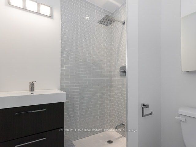 707 - 220 Victoria St