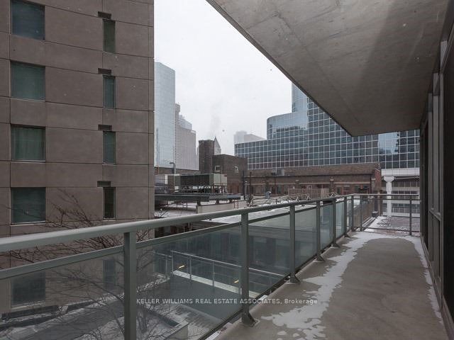 707 - 220 Victoria St