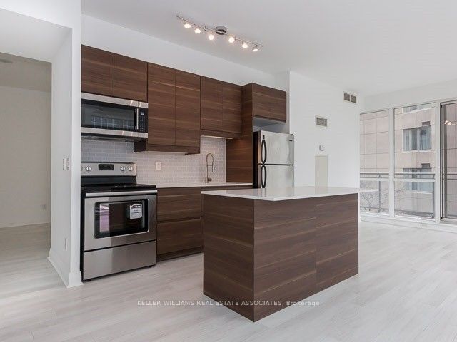 707 - 220 Victoria St