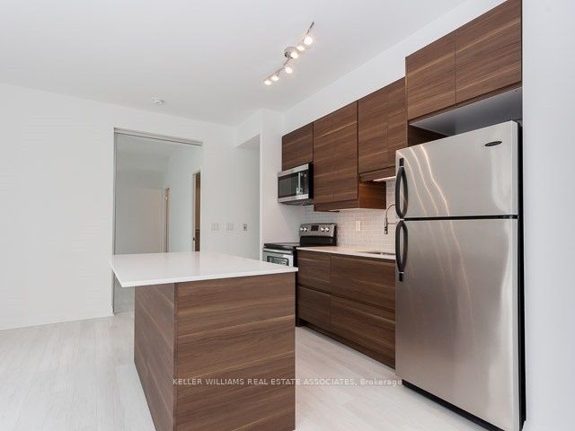 707 - 220 Victoria St