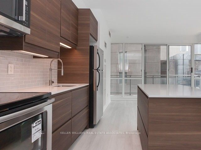 707 - 220 Victoria St