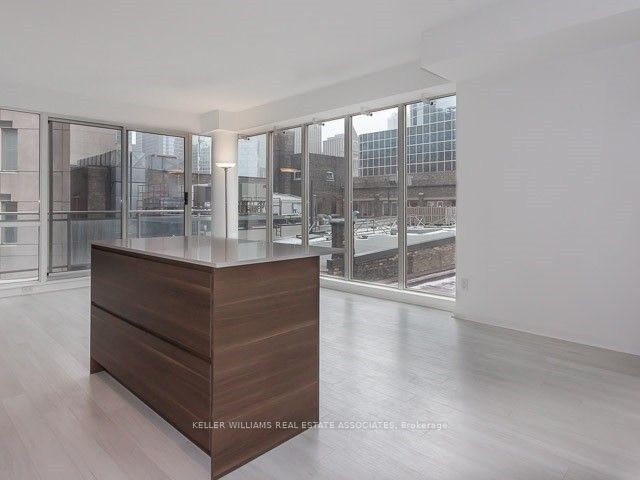 707 - 220 Victoria St