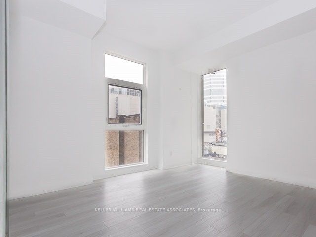 707 - 220 Victoria St