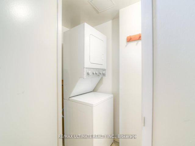 406 - 633 Bay St