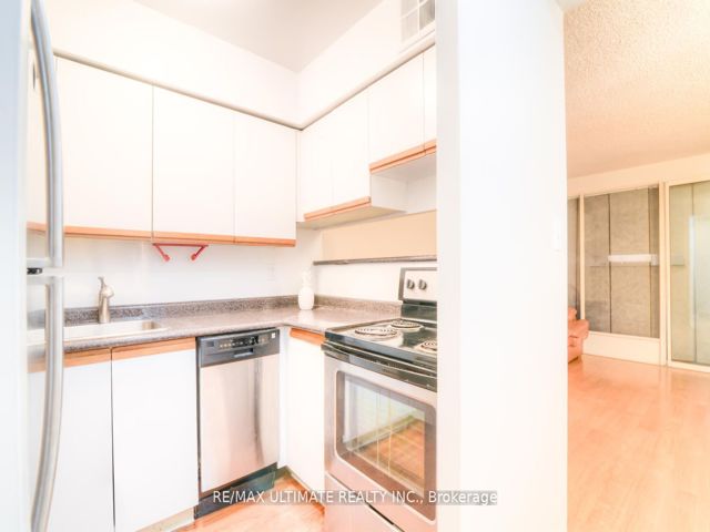 406 - 633 Bay St