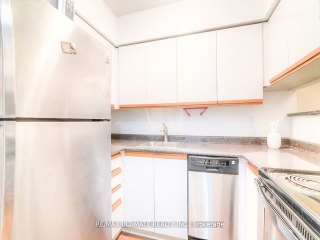 406 - 633 Bay St