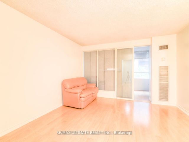 406 - 633 Bay St