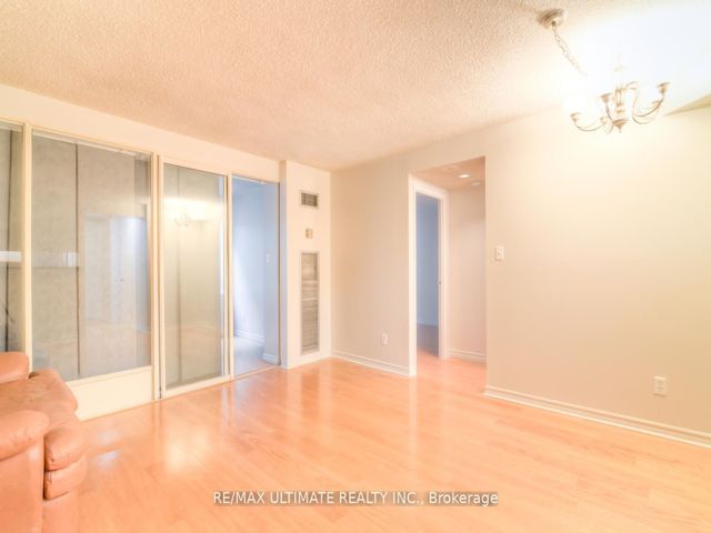 406 - 633 Bay St