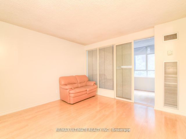 406 - 633 Bay St