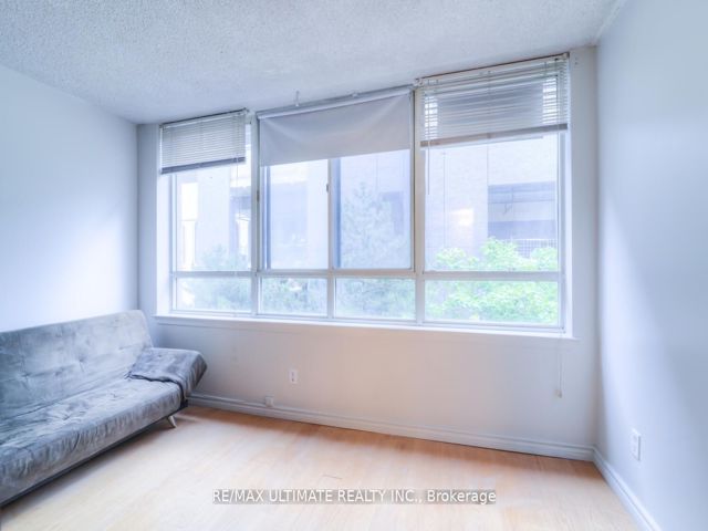 406 - 633 Bay St