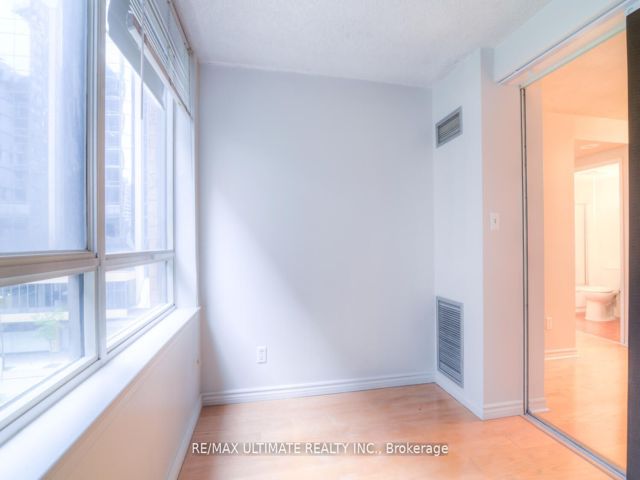 406 - 633 Bay St