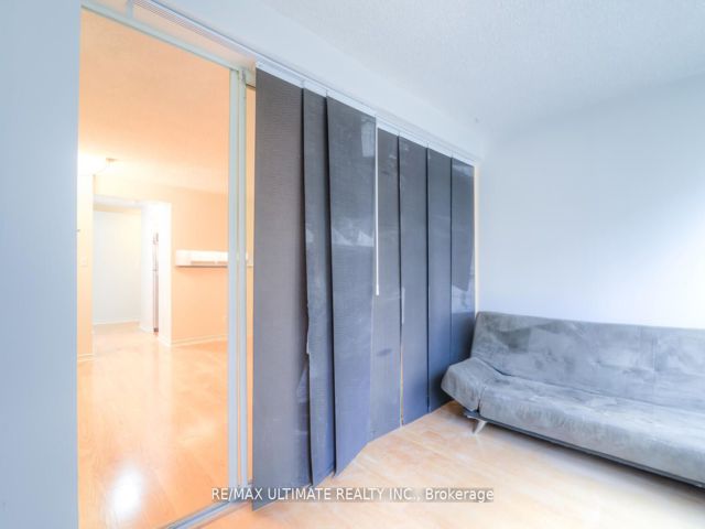 406 - 633 Bay St