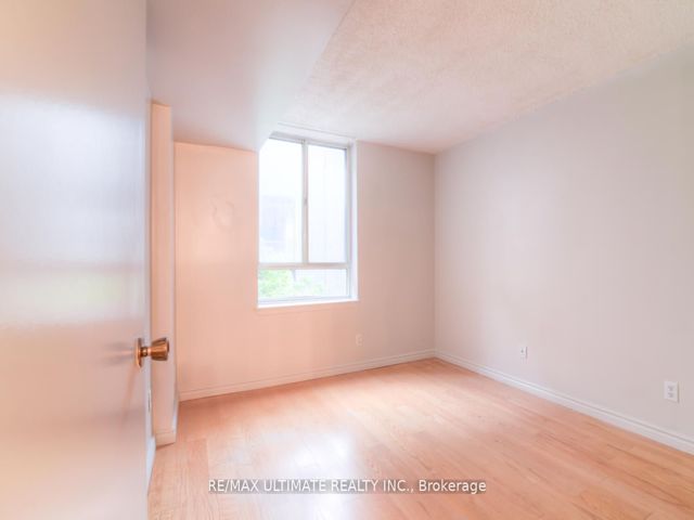 406 - 633 Bay St