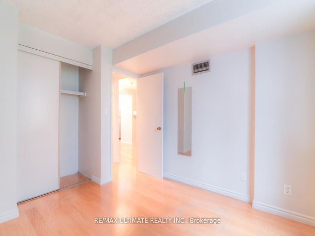 406 - 633 Bay St