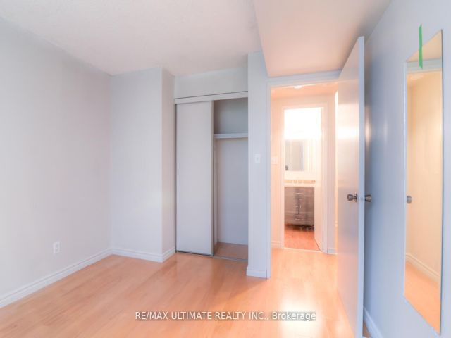 406 - 633 Bay St