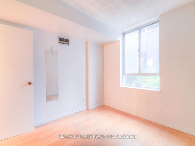 406 - 633 Bay St