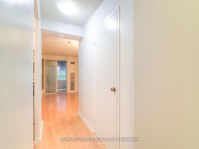 406 - 633 Bay St