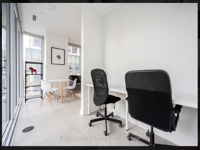 510 - 181 Dundas St E