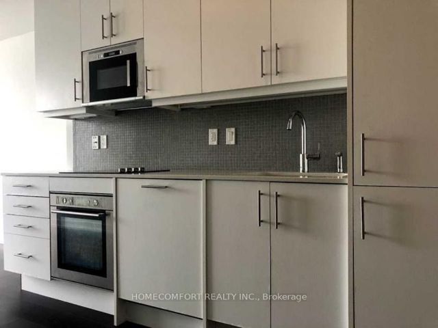 809 - 297 College St