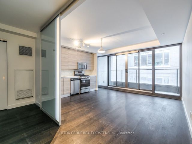 523 - 111 Bathurst St