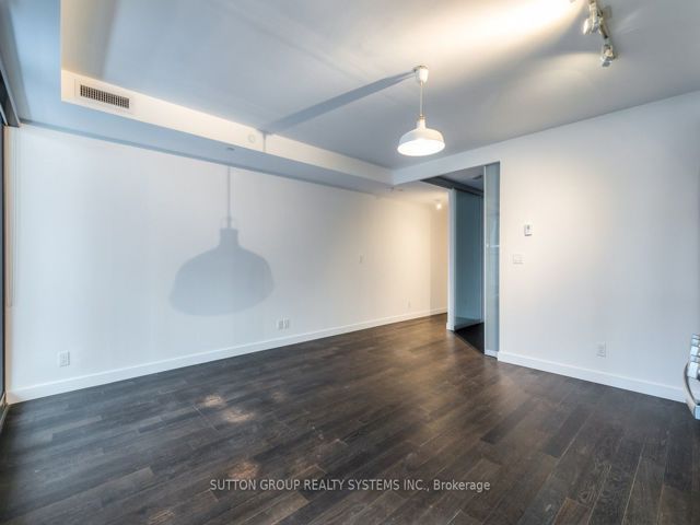 523 - 111 Bathurst St