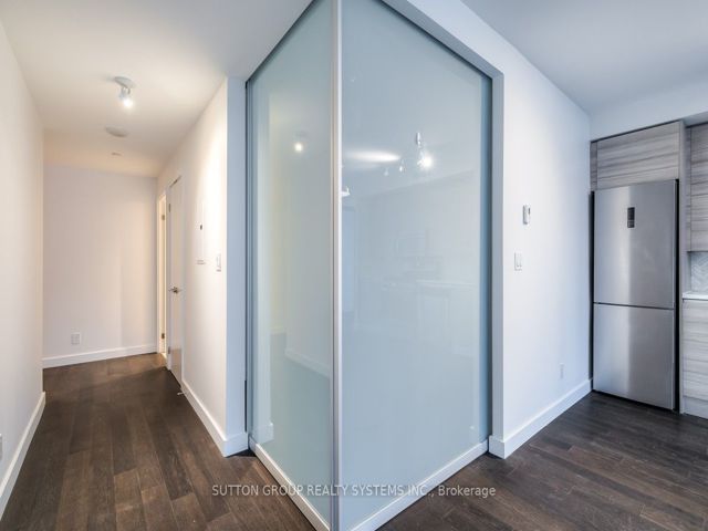 523 - 111 Bathurst St