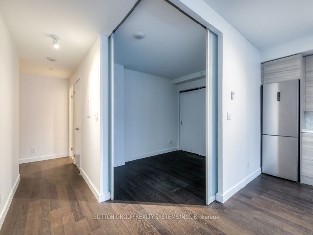523 - 111 Bathurst St