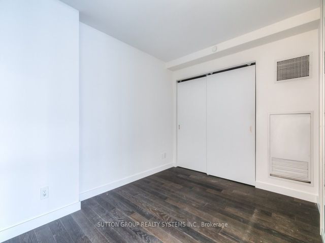 523 - 111 Bathurst St