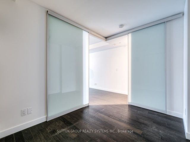 523 - 111 Bathurst St