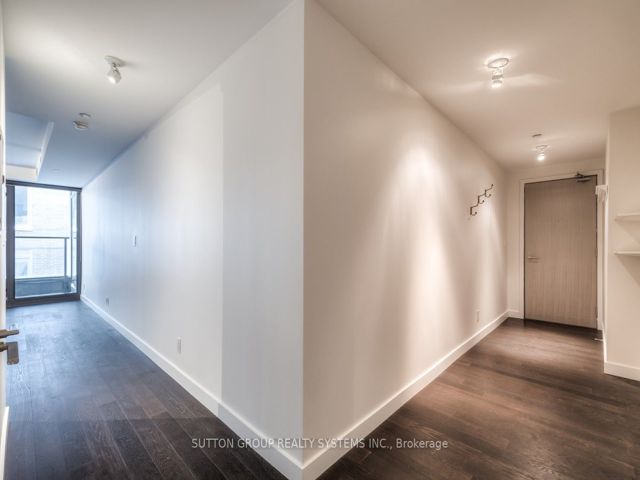 523 - 111 Bathurst St