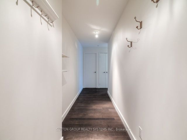 523 - 111 Bathurst St