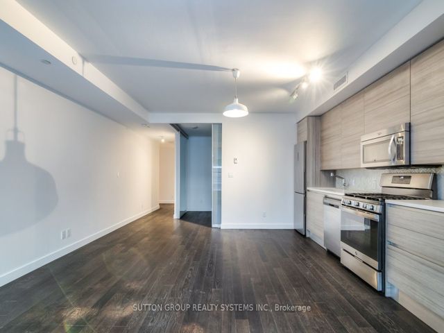 523 - 111 Bathurst St