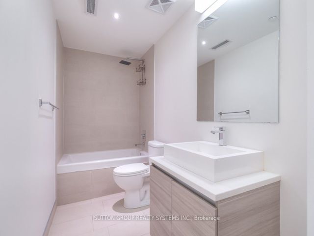 523 - 111 Bathurst St