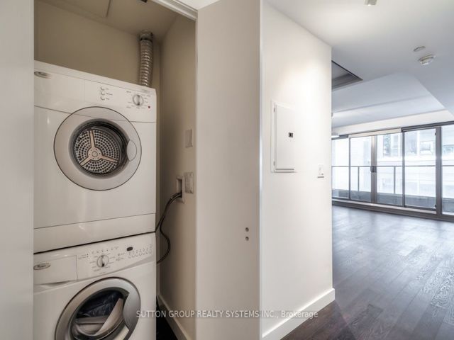 523 - 111 Bathurst St