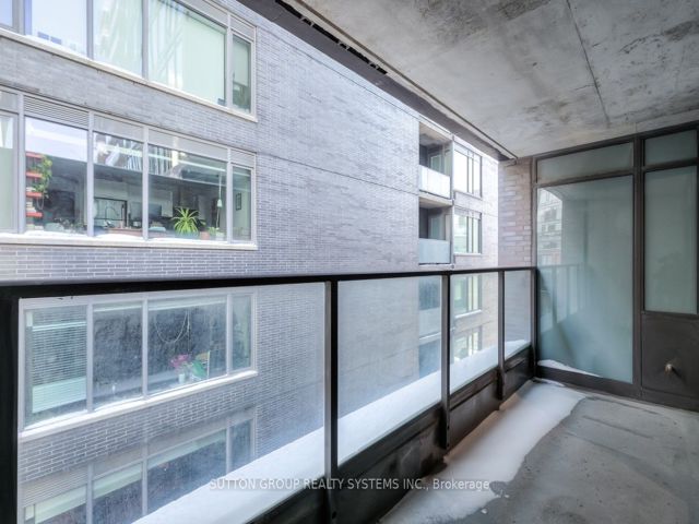 523 - 111 Bathurst St