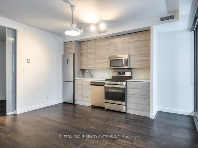 523 - 111 Bathurst St