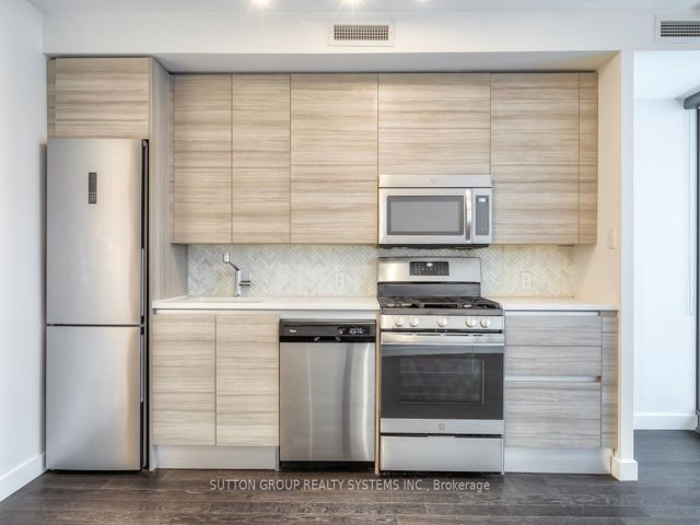 523 - 111 Bathurst St
